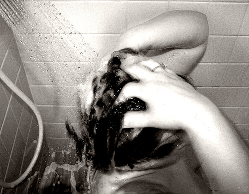 Non solo tagli ma anche cura dei capelli: come fare lo shampoo