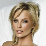 Charlize Theron guance sublimate con l'illuminante