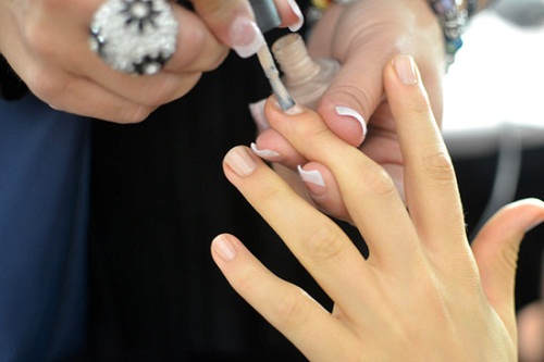 Trend smalti primavera-estate 2012: milky manicure