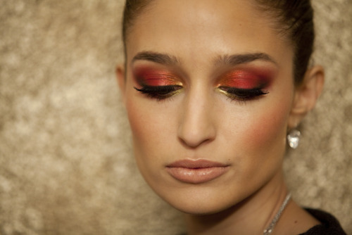 Make up viso per il giorno di Natale, in oro e rosso