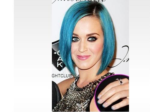 French manicure colorata: il look di Katy Perry