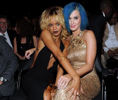 Smalti vip: manicure dorata per Rihanna e Katy Perry 