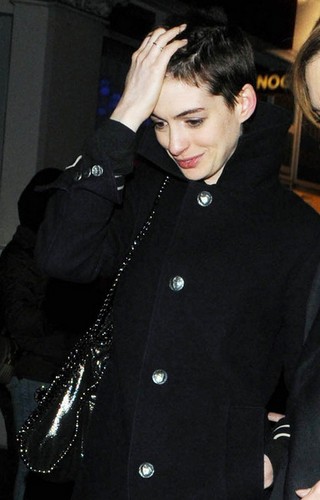 Anne Hathaway taglia capelli pixie cut i miserabili