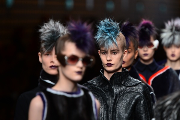 Tendenze capelli 2014: cresta punk e colori fluo