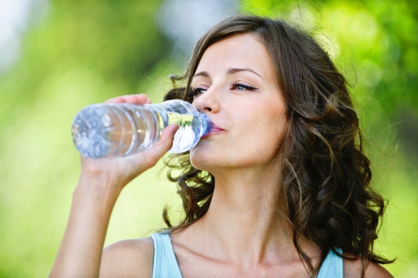 bere acqua fa bene ai capelli