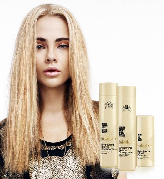 Capelli biondi brillanti con Brightening Blonde di Label.m