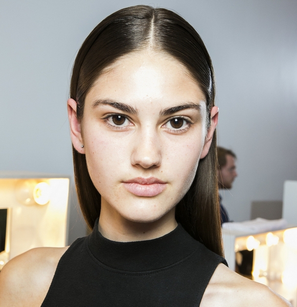 Tendenze capelli 2015 dalla London Fashion Week, la riga al centro