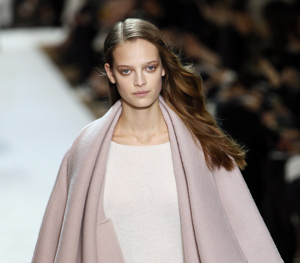Side-hair wavy: la tendenza delle passerelle della Parigi Fashion Week 2015