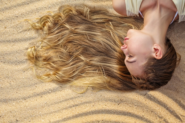 Schiarire i capelli scuri in estate, si può fare?