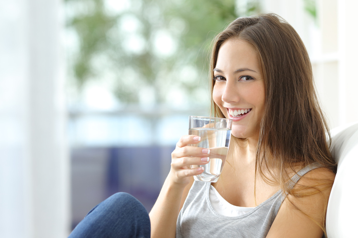 Ringiovanire bevendo 3 litri di acqua al giorno: è vero?