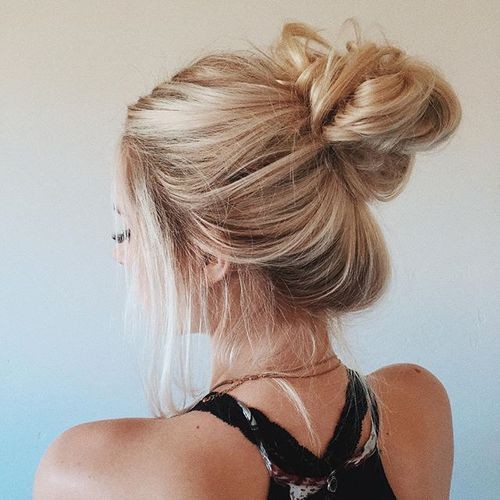 Un’acconciatura senza tempo: lo chignon