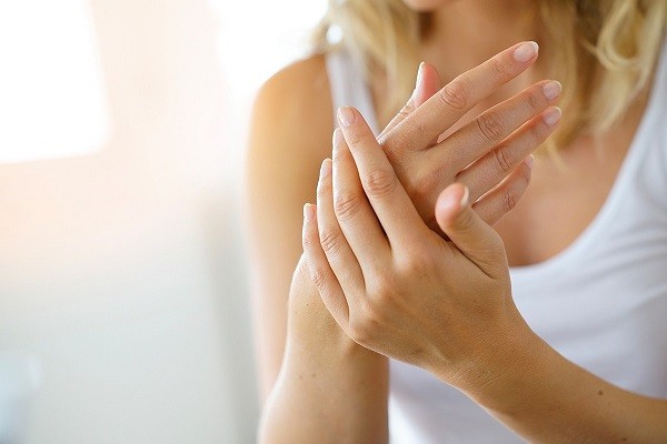 Come curare le mani ferite dal gel igienizzante