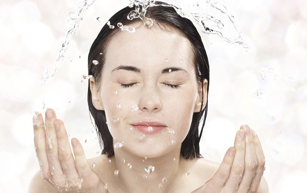 Acqua frizzante per lavarsi il viso, i benefici
