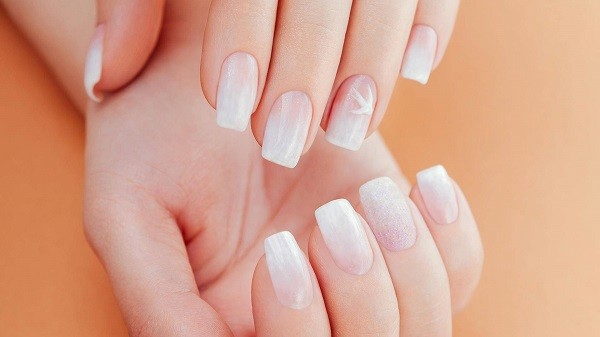 Milk nails, tendenza autunno 2022